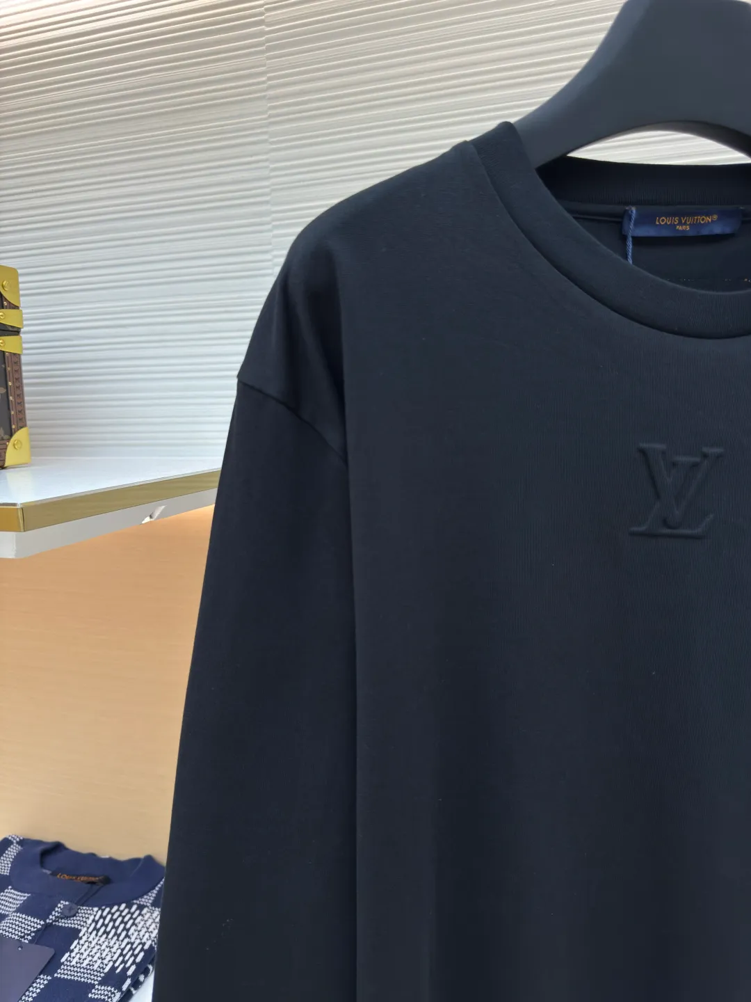 LOUIS VUITTON dark pattern embossed long sleeves ●Authentic product: purchased and developed at 5790 ●Item number: 1680170-A20 ●Fabric: pure cotton fabric ●Technology: embossed production ●Version: fitted version ●Weight: about 285 grams ●Size: XS-S-M-L ●Description: The fabric is made of 40s double-stranded long-staple cotton yarn plain weave dust-etched wool technology, and the finished fabric is passed through a mercerizing machine to increase the gloss of the fabric. It is matched with 32s double-stranded cotton cover silk cylindrical open-width rib front panel for stamping and filling process. After low-temperature stamping, the inside is filled with 3.5-mile thick sponge. The sponge is cut by laser burning to create the pattern. The bottom surface is directly sealed with low-temperature hot melt glue at 80°C through an integrated operation. The bottom material is machine washable. The overall routing is straight and delicate, the fabric is comfortable and soft, the color is consistent and there is no color difference, it can be matched with the same style to create a fashionable look, and can be used in various occasions, customized accessories, complete with three standards, the same style for men and women!